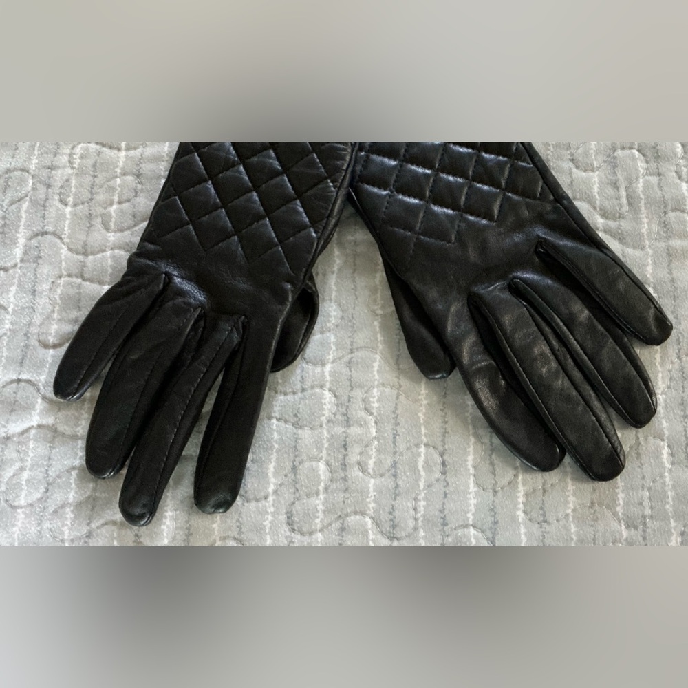Beautiful quilted genuine leather gloves. Great quality when Jcrew was high end